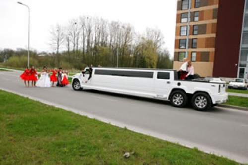 Limuzinai vestuvėms Su limuzinu po Kauną ir jo apylinkes - jauniesiams ir svitai. 