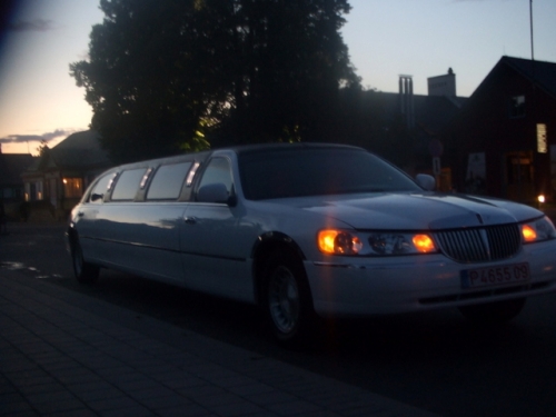 Limuzinai vestuvėms Lincoln Town Car limuzinas