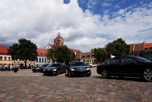 Limuzinai vestuvėms Bentley, Maybach, Mercedes-Benz limuzinų nuoma