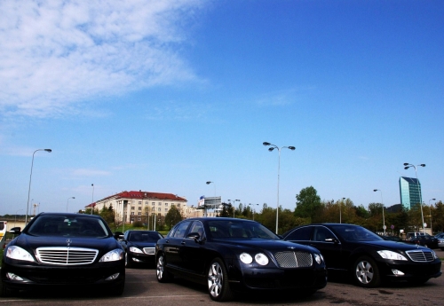 Limuzinai vestuvėms Bentley, Maybach, Mercedes-Benz limuzinų nuoma