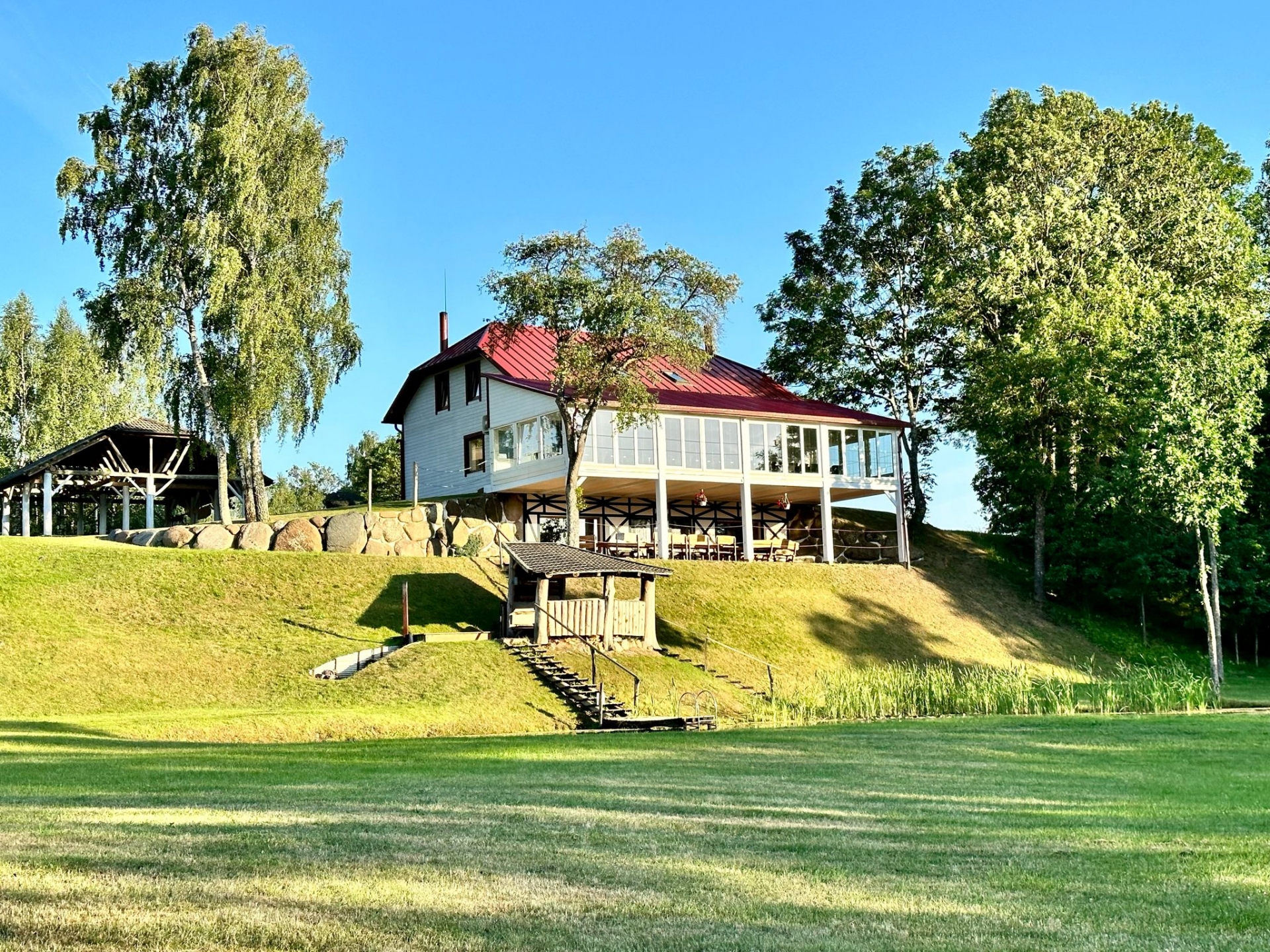 Sodybos, dvarai, vilos Vila Šerkšnė, Mažeikiai. Pirtis, kubilas, salės, kambariai.