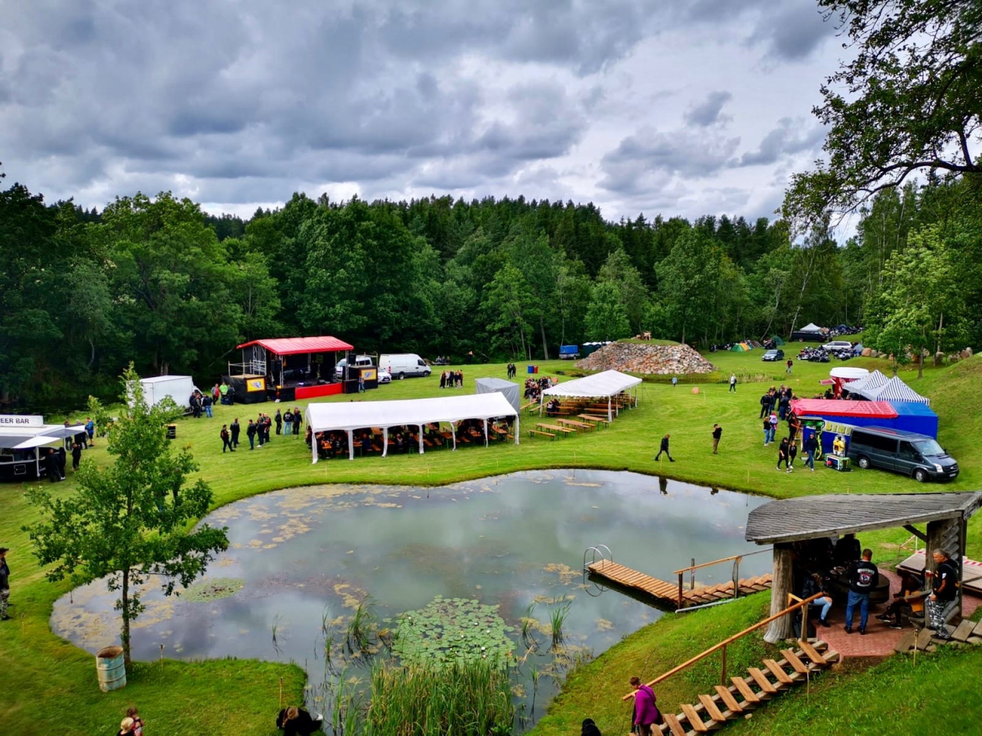 Sodybos, dvarai, vilos Vila Šerkšnė, Mažeikiai. Pirtis, kubilas, salės, kambariai.