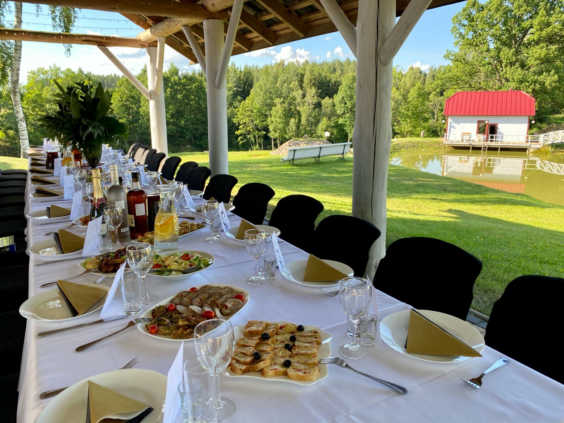 Sodybos, dvarai, vilos Vila Šerkšnė, Mažeikiai. Pirtis, kubilas, salės, kambariai.