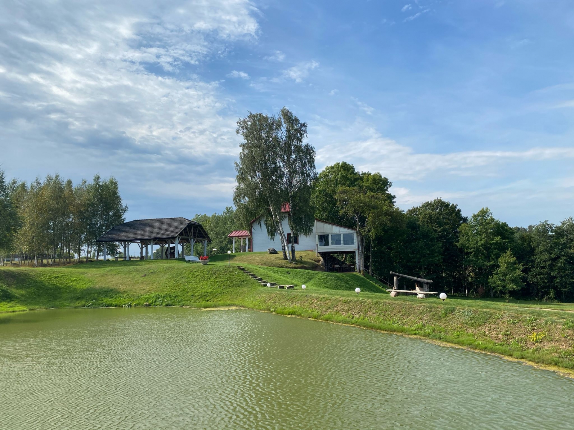 Sodybos, dvarai, vilos Vila Šerkšnė, Mažeikiai. Pirtis, kubilas, salės, kambariai.