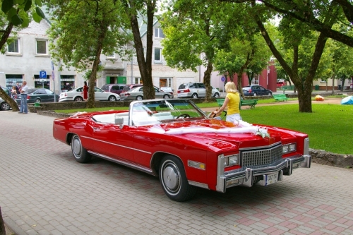 Automobilių nuoma 1975m kabrio Cadillac'as