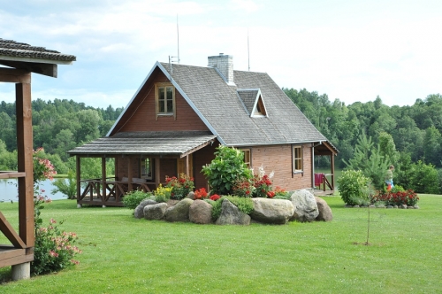 Sodybos, dvarai, vilos Švęskite šventes Vidų sodyboje, ant ežero kranto.