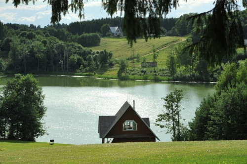 Sodybos, dvarai, vilos Švęskite šventes Vidų sodyboje, ant ežero kranto.