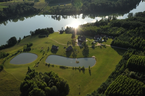 Sodybos, dvarai, vilos Švęskite šventes Vidų sodyboje, ant ežero kranto.