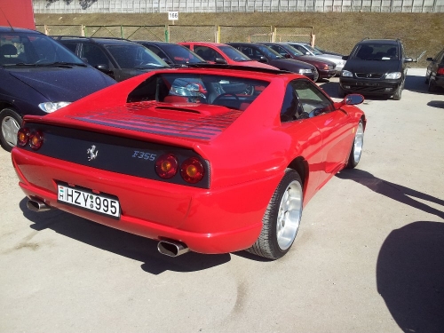 Automobilių nuoma Nuomuojamas automobilis su vairuotoju. Ferrari F355