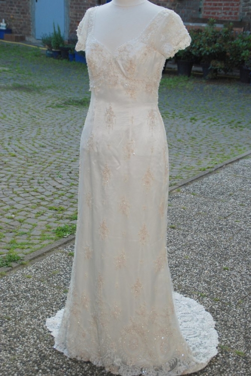 Vestuvinių suknelių salonai Dizainerio ETERNITY BRIDAL silkine suknele ir bateliai