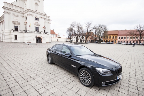 Automobilių nuoma Juodas BMW 7 Longas 2010 m.