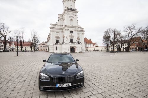 Automobilių nuoma Juodas BMW 7 Longas 2010 m.