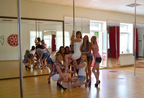 Mergvakarių – bernvakarių organizatoriai Pole dance(šokis ant stulpo) šokio pamoka mergvakariui!