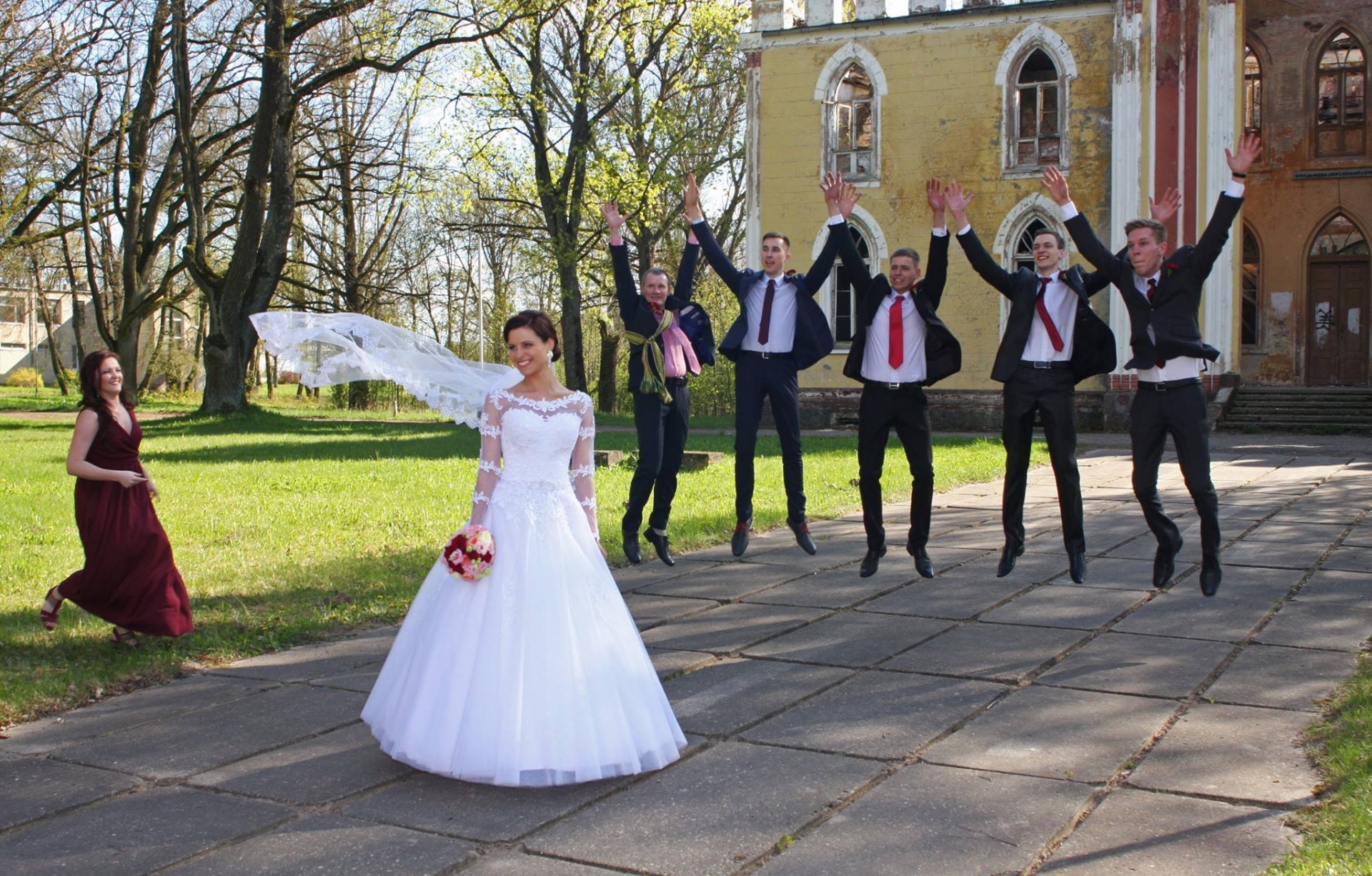 Vestuvių filmuotojai Vestuvių ir įv. renginių filmavimas bei fotografavimas. 