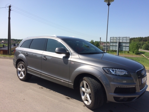 Automobilių nuoma Prabangus Audi Q7 automobilis