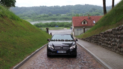 Automobilių nuoma 2016 metų juodo Mercedes nuoma Jums .  