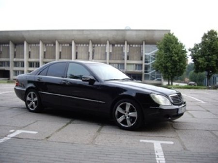 Isnuomojamas prabangus juodas Mercedes S klases W220 logo