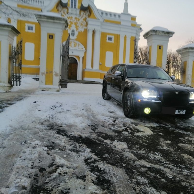 Nebrangiai pavežioju vestuves su legendiniu chrysler Panevėžys logo