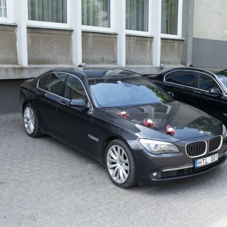 Juodu BMW 7 2009 metų F01 nuoma vestuvėms ir ne tik logo