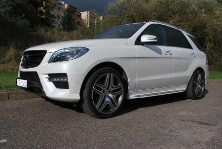 Gražus elegantiškas baltos spalvos Mercedes Benz ML AMG  logo