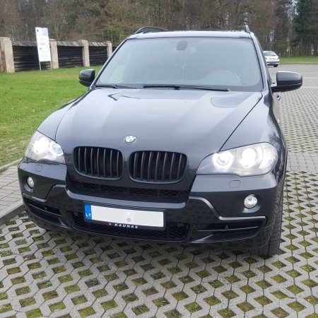 Nuomojamas BMW X5 su vairuotoju logo